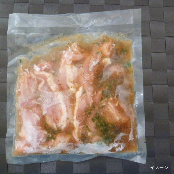「玉ねぎともやしを入れて鶏せせり炒め（ねぎ塩）」